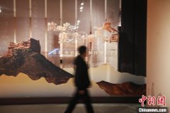 括古代汉语曲译、现代汉语正文和外语意译